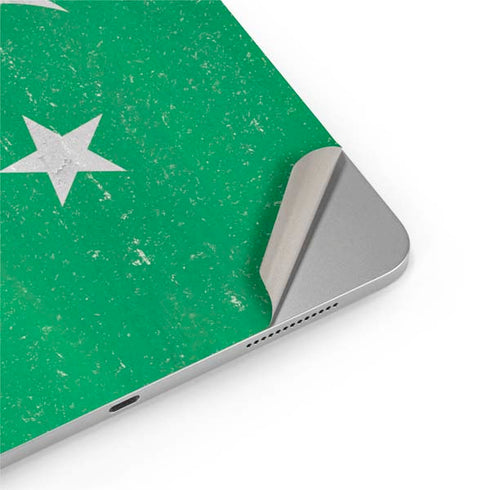 Pakistan Flag Distressed iPad Pro 13in M4 (2024) Skin
